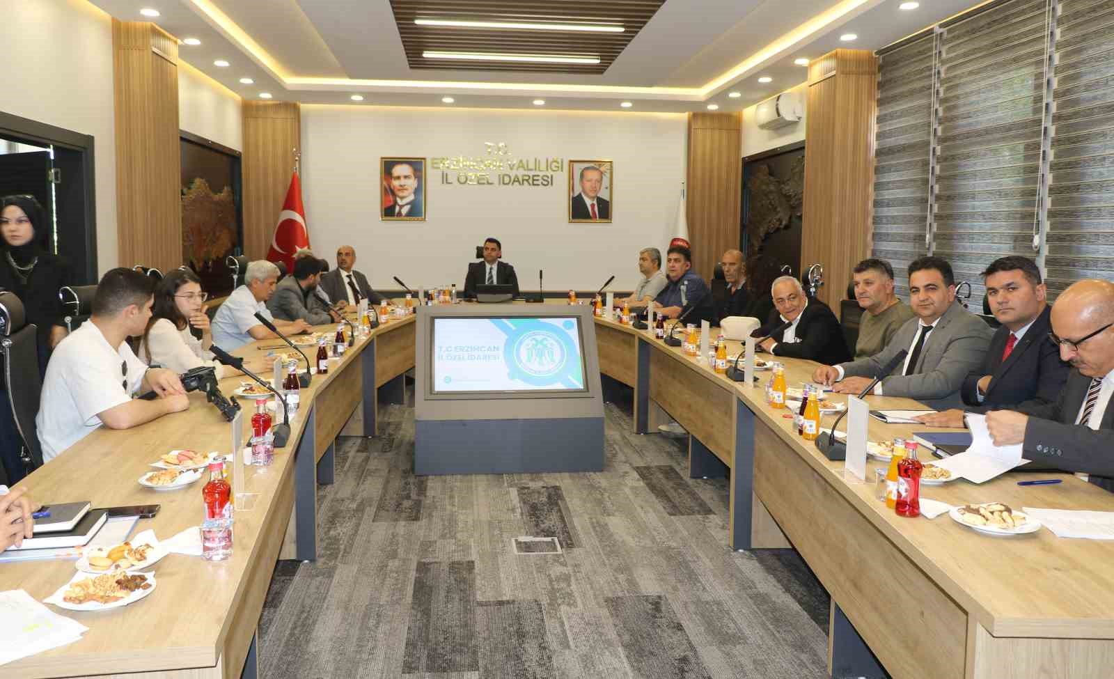 İl &Ouml;zel İdaresi Genel Sekreteri Canpolat, kentte yapılan &ccedil;alışmaları basınla paylaştı
