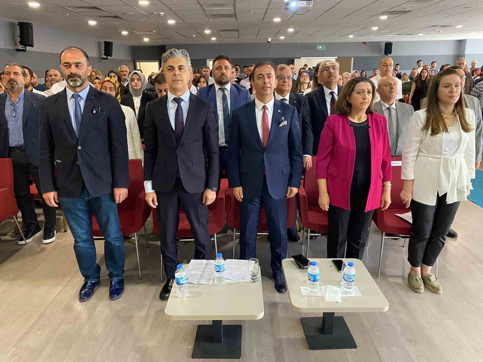 Tıp Fak&uuml;ltesi d&ouml;nem birincisi &ouml;ğrencilerine &ouml;nl&uuml;k giyme t&ouml;reni d&uuml;zenlendi
