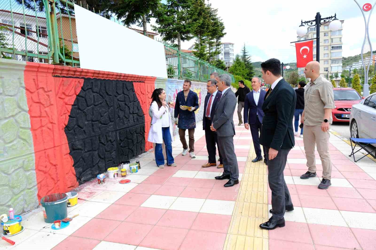 Yozgat’ın değerleri okul duvarlarına resmediliyor
