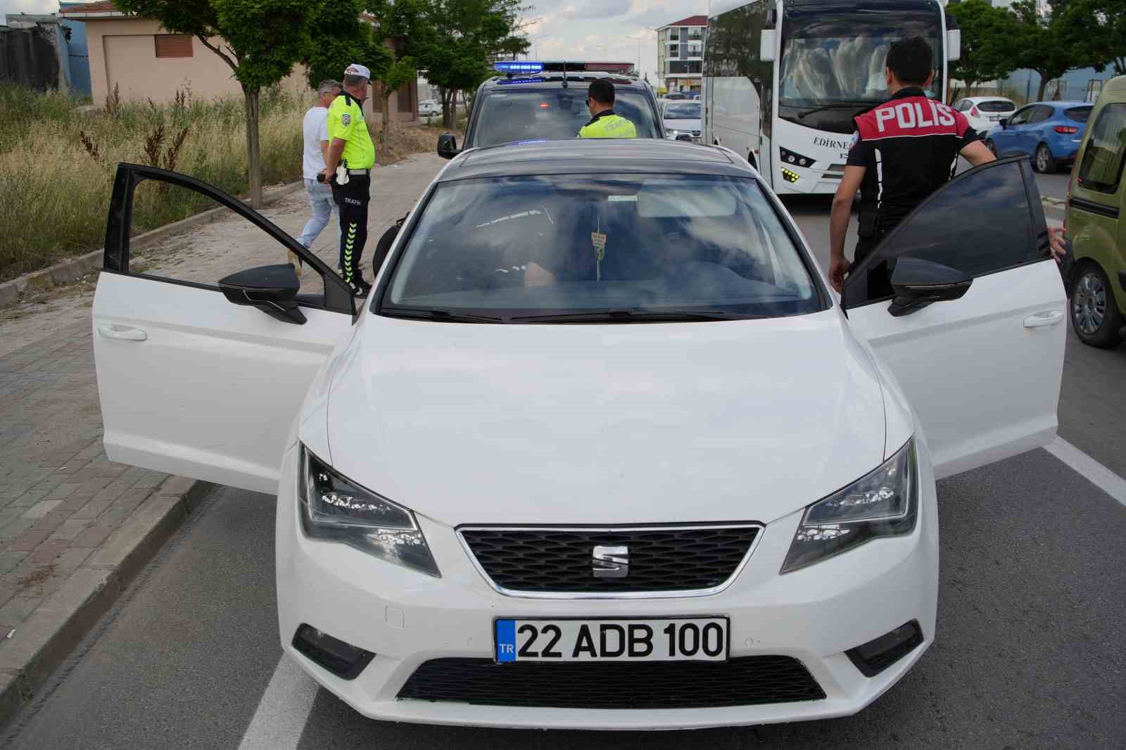 Edirne’de dur ihtarına uymadılar: Otomobilden uyuşturucu attılar 