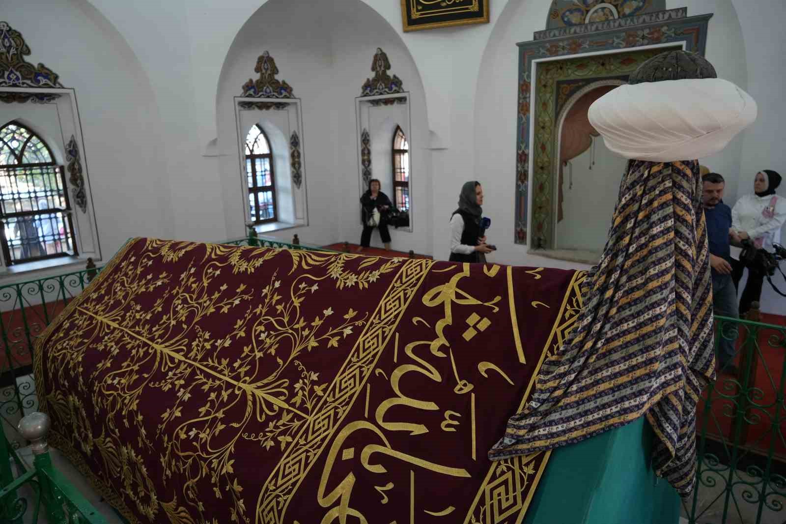 Yıldırım Bayezid T&uuml;rbesi&rsquo;nin yenilenen puşide &ouml;rt&uuml;s&uuml; yerine serildi
