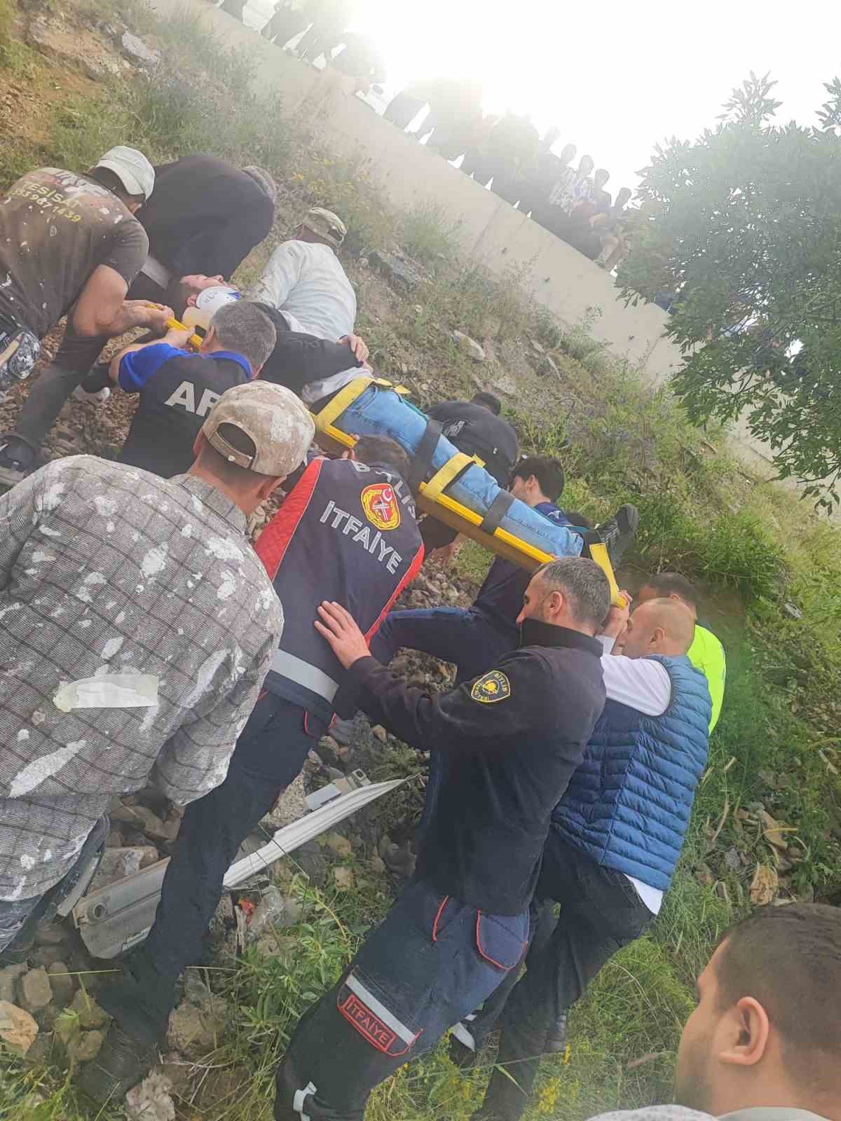 Bitlis&rsquo;te minib&uuml;sle otomobil &ccedil;arpıştı: 1 yaralı
