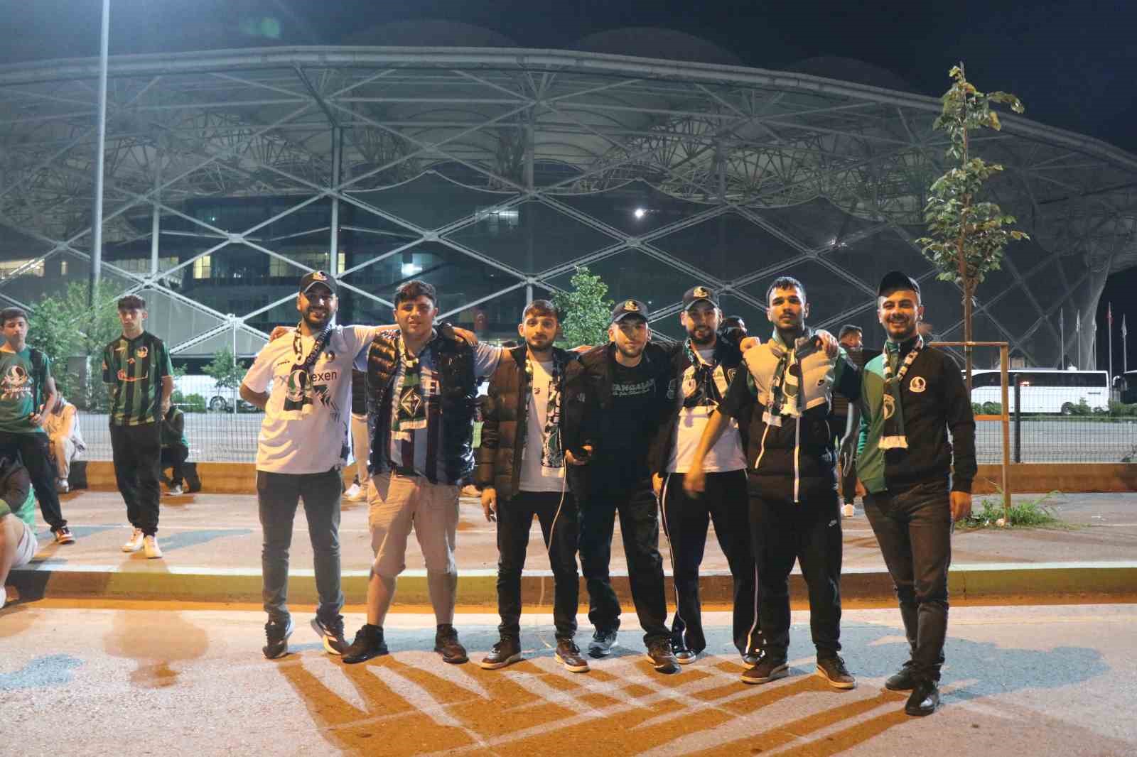 Play-off finali i&ccedil;in Sakarya&rsquo;dan 150 otob&uuml;s Adana&rsquo;ya hareket etti
