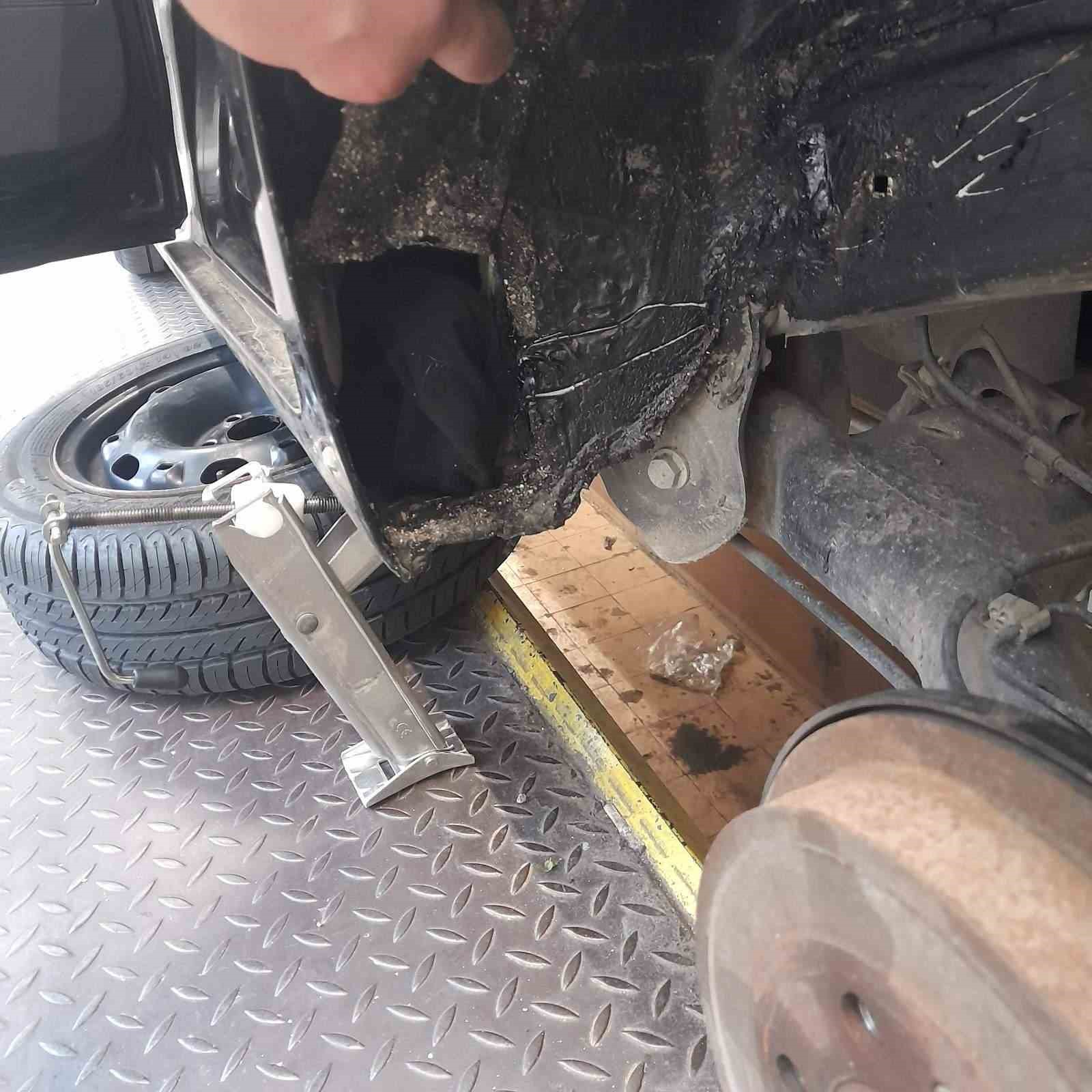 Arabanın boşluklarına gizlenen 6 kilo eroin ele ge&ccedil;irildi
