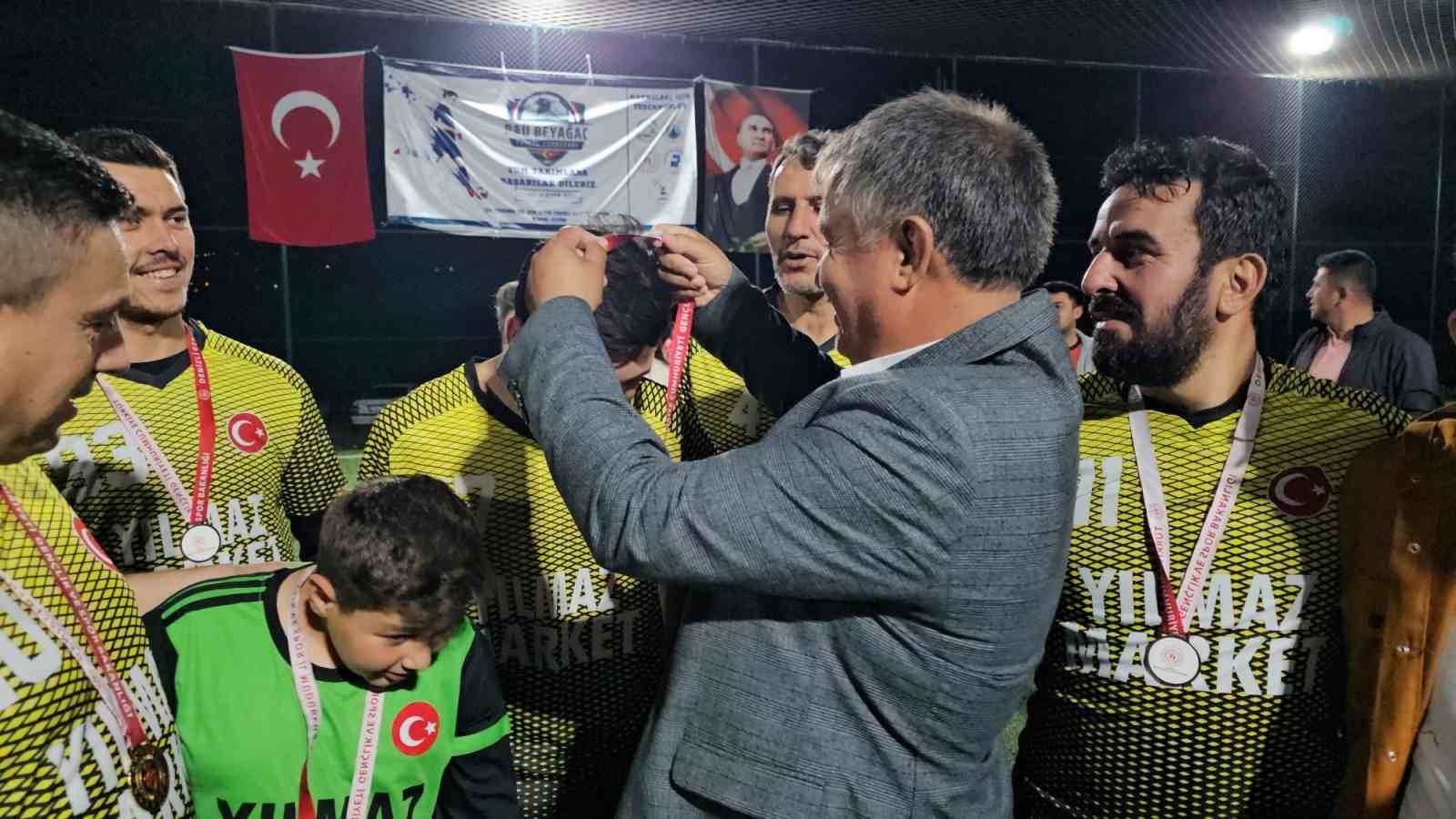 Beyağa&ccedil;&rsquo;ta şampiyonlar kupalarına kavuştu
