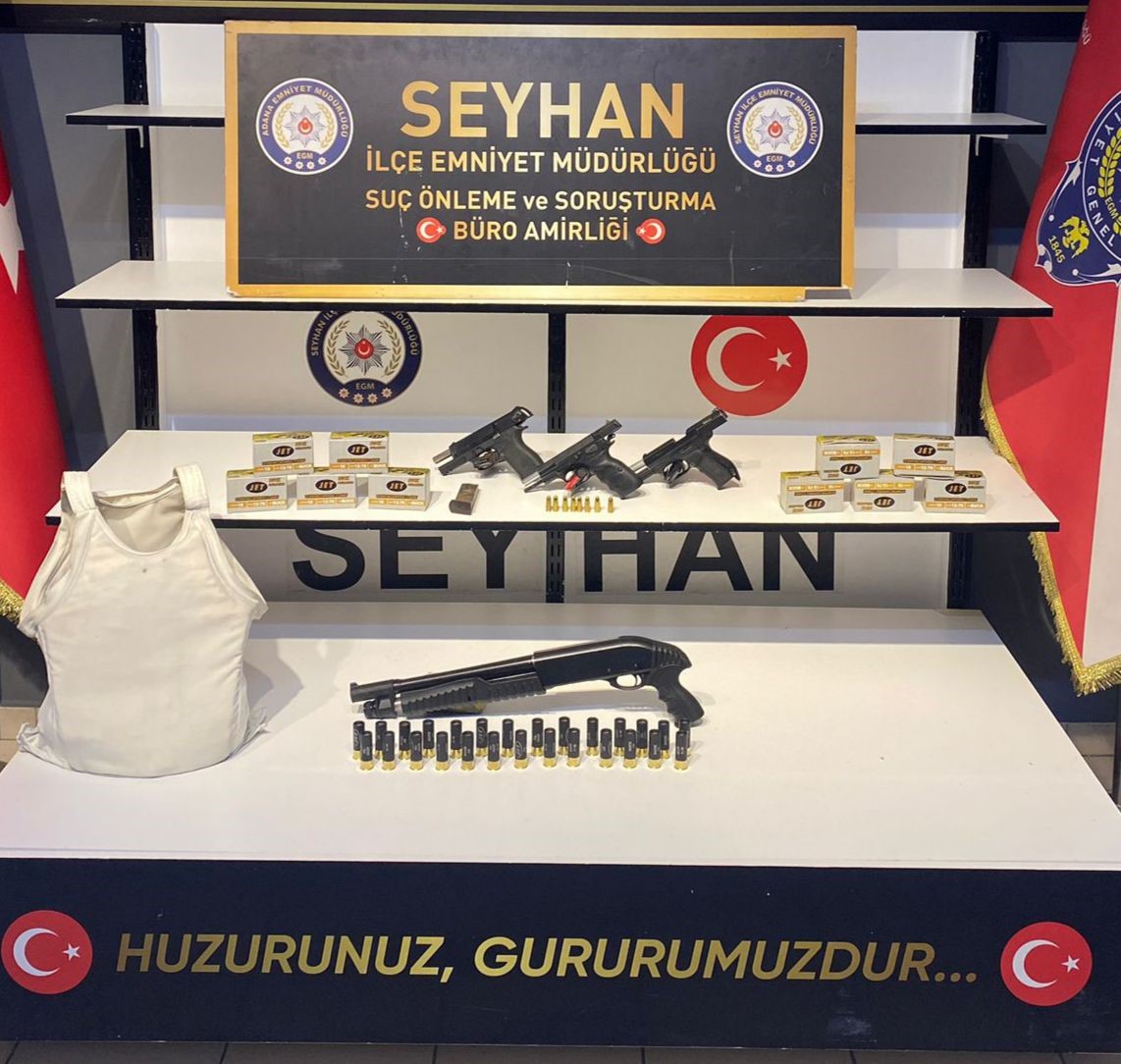 Seyhan polisi toprağa g&ouml;m&uuml;len silahları buldu
