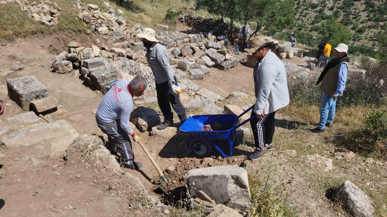 Kral 1. Antiochosun Arsemia Antik Kentindeki yazlk saraynda kaz almas balad
