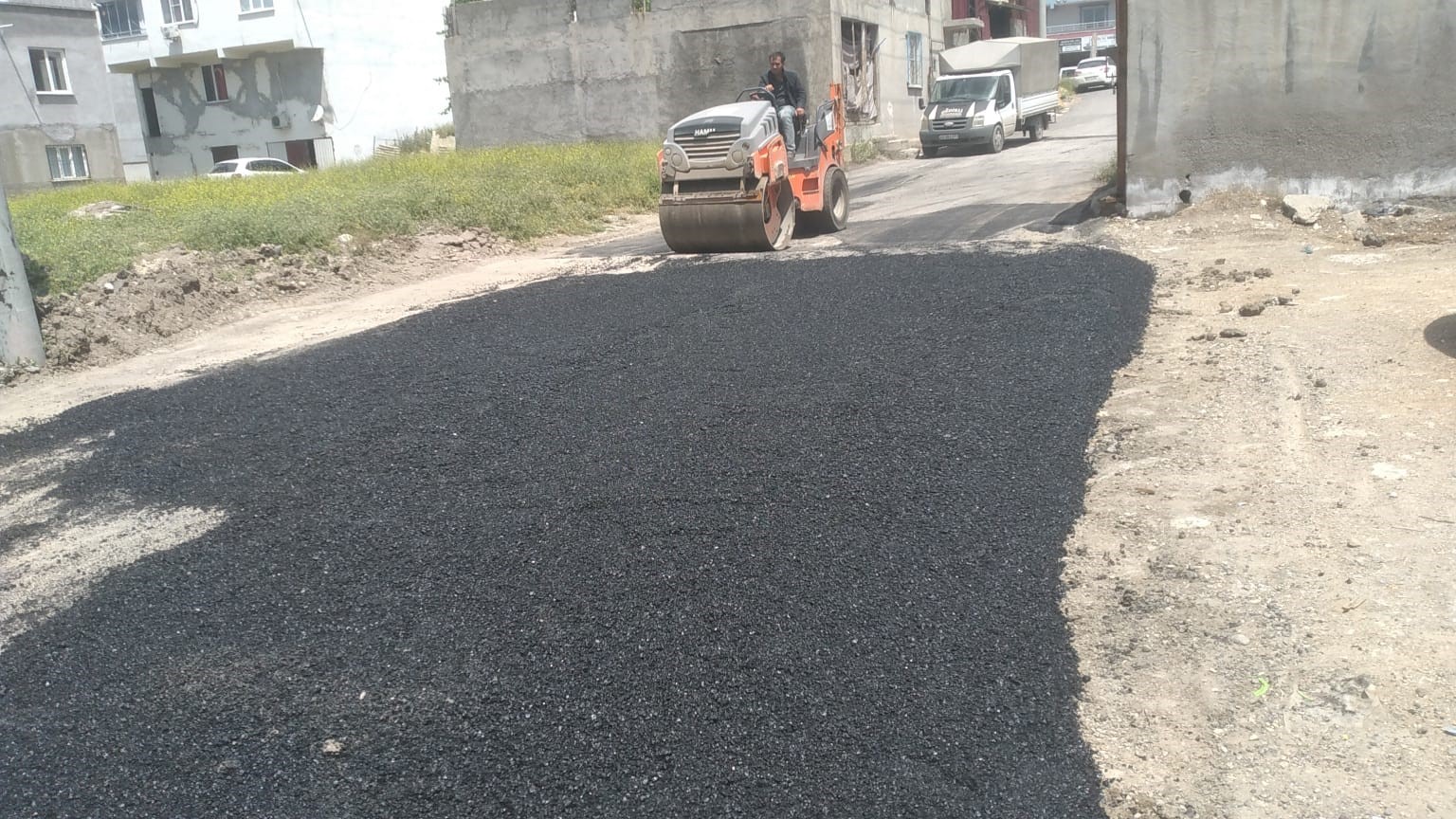 Kahramanmaraş’ta mahallelerde asfalt tamiratı çalışmaları devam ediyor