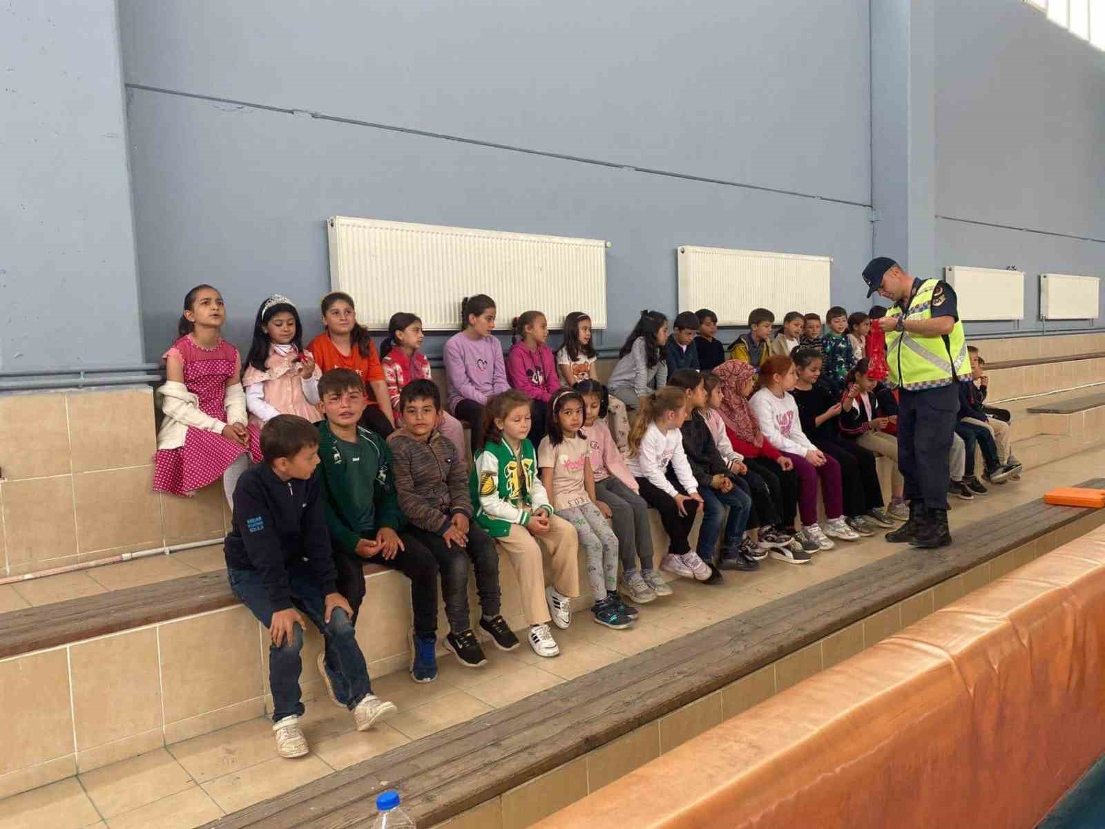 Hisarcık&rsquo;ta ilkokul &ouml;ğrencilerine uygulamalı ve teorik trafik eğitimi
