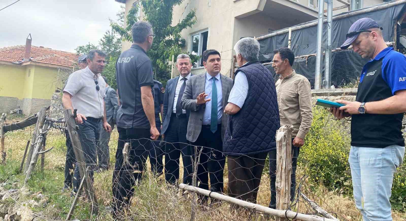 Emet&rsquo;te heyelan nedeniyle yıkılması gereken binalar yerinde incelendi
