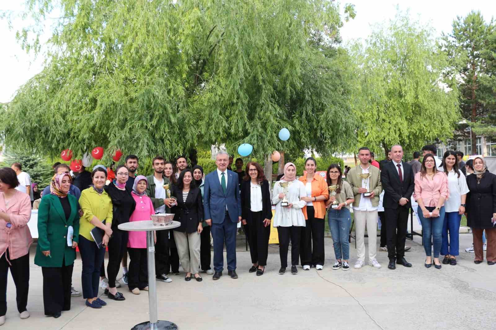 Sağlık Bilimleri Fak&uuml;ltesi&rsquo;nin d&uuml;zenlediği sergi a&ccedil;ıldı

