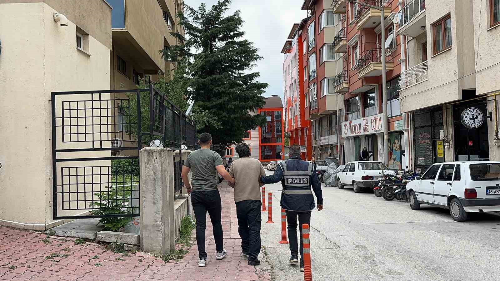 Burdur&rsquo;da 19 yıl 9 ay hapis cezasıyla aranan firari yakalanarak cezaevine g&ouml;nderildi
