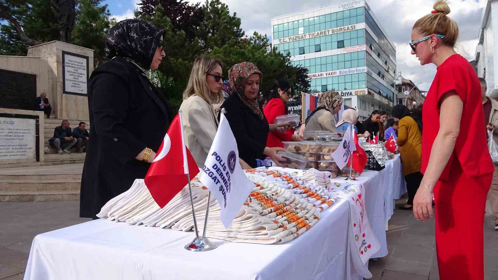 Polis Eşleri Derneği Yozgat Şubesi öğrenciler yararına yardım etkinliği düzenledi İhlas Haber Ajansı