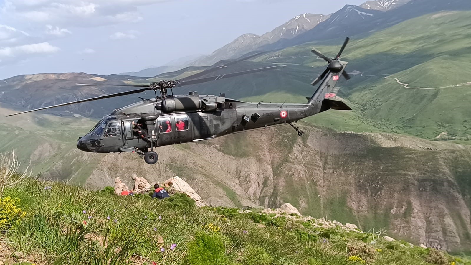 Dağda ayağı kırılan vatandaş helikopter ile kurtarıldı İhlas Haber Ajansı