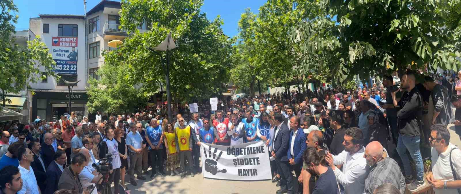 Saldırıya uğrayan öğretmen için kalem kırdılar