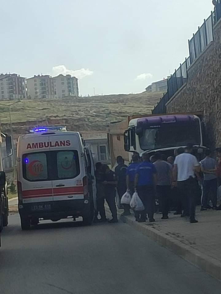 Elazığ’da kamyon duvara çarptı: 1 yaralı