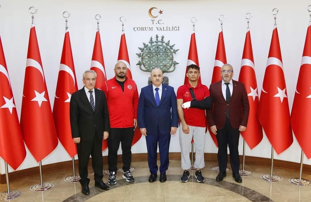 Şampiyon güreşçi Vali Dağlı’yı ziyaret etti