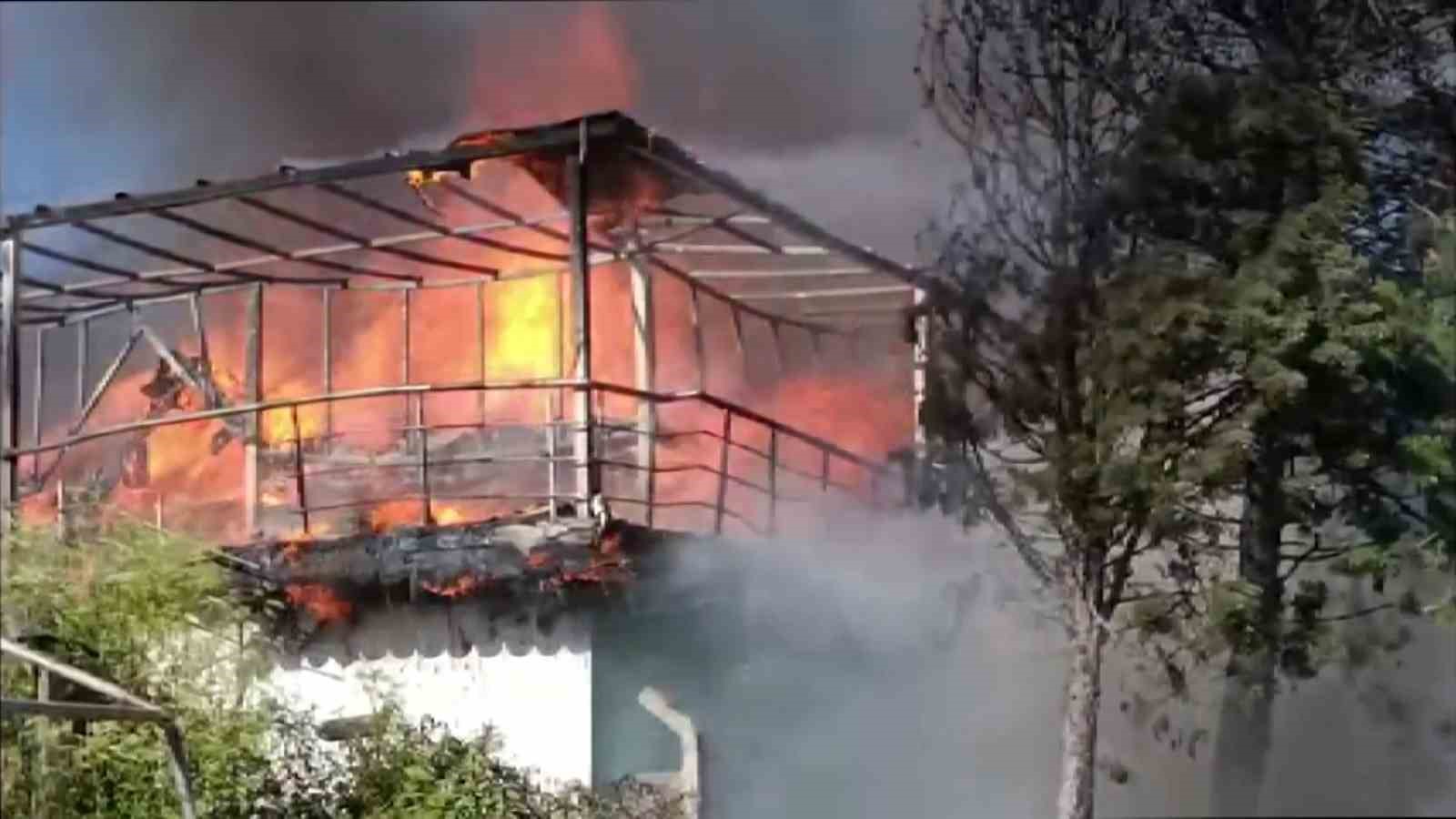 Pendik’te 2 katlı bina alev alev yandı