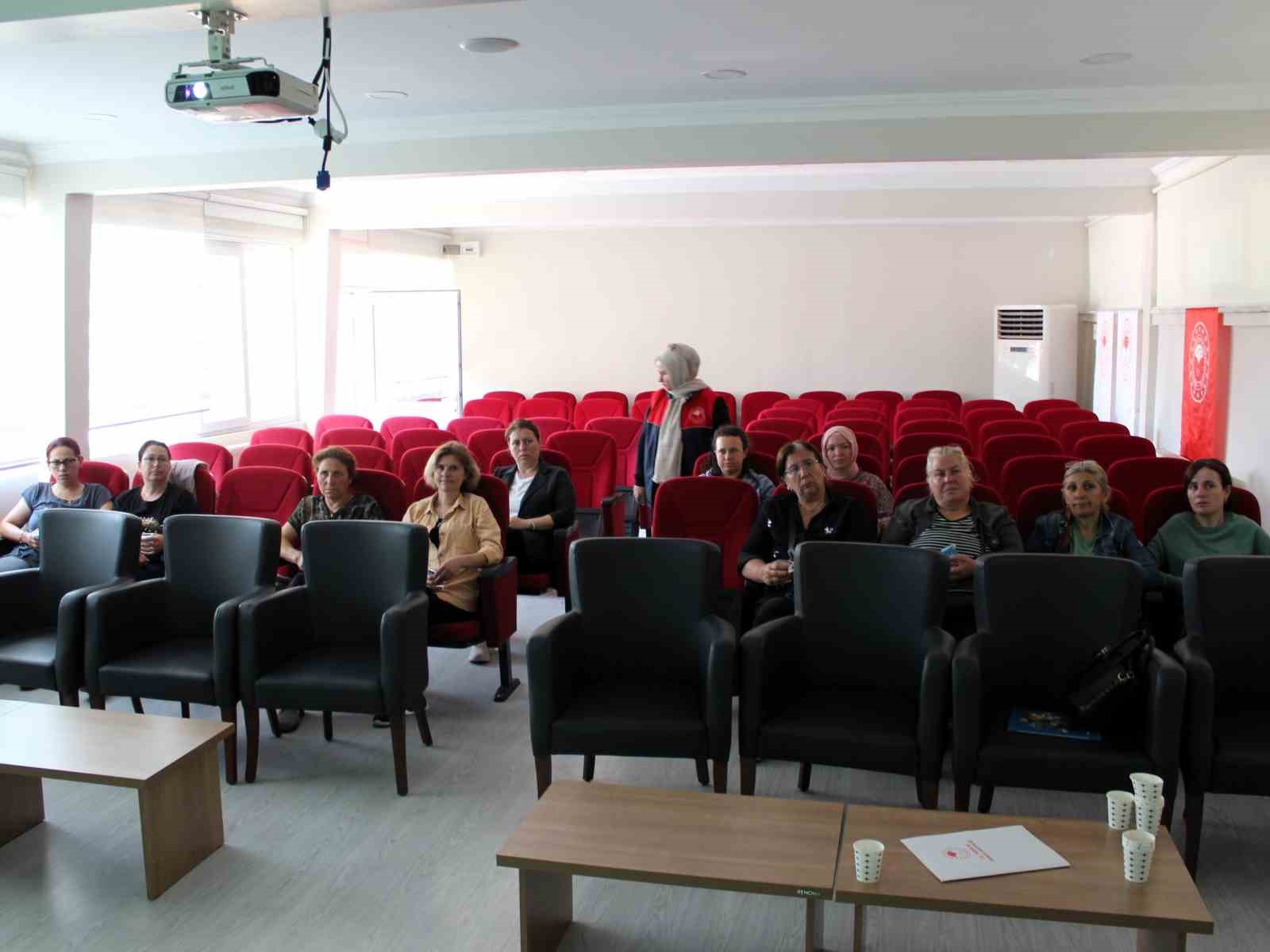 Kadın çiftçiye  "İyi Tarım Uygulamaları" eğitimi