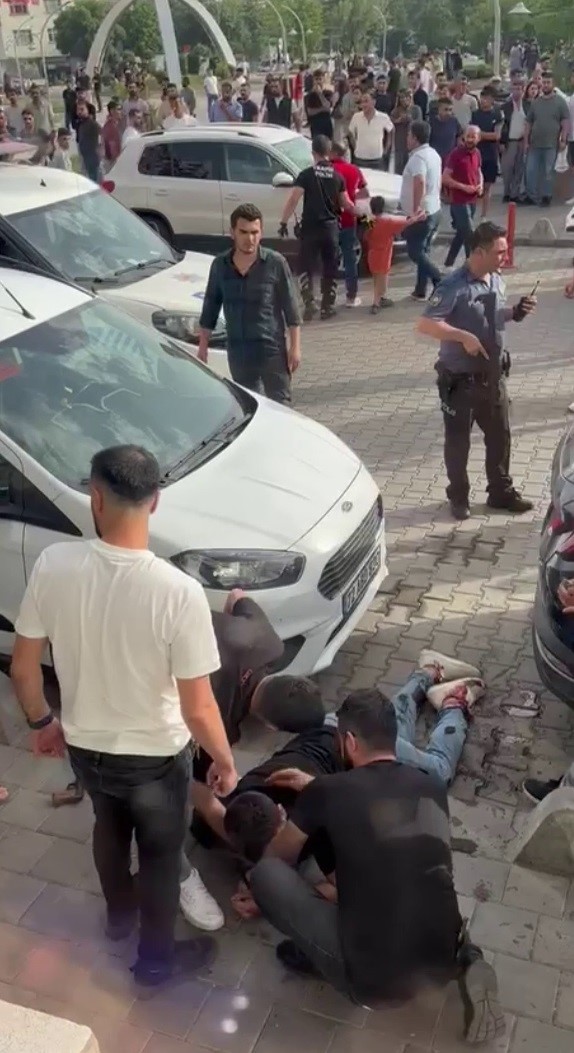 &Ccedil;atışma ortasında kalan Vali Kızılkaya: "G&uuml;venlik g&uuml;&ccedil;lerimizin kısa s&uuml;rede olaya m&uuml;dahale imkanı olmuştur"
