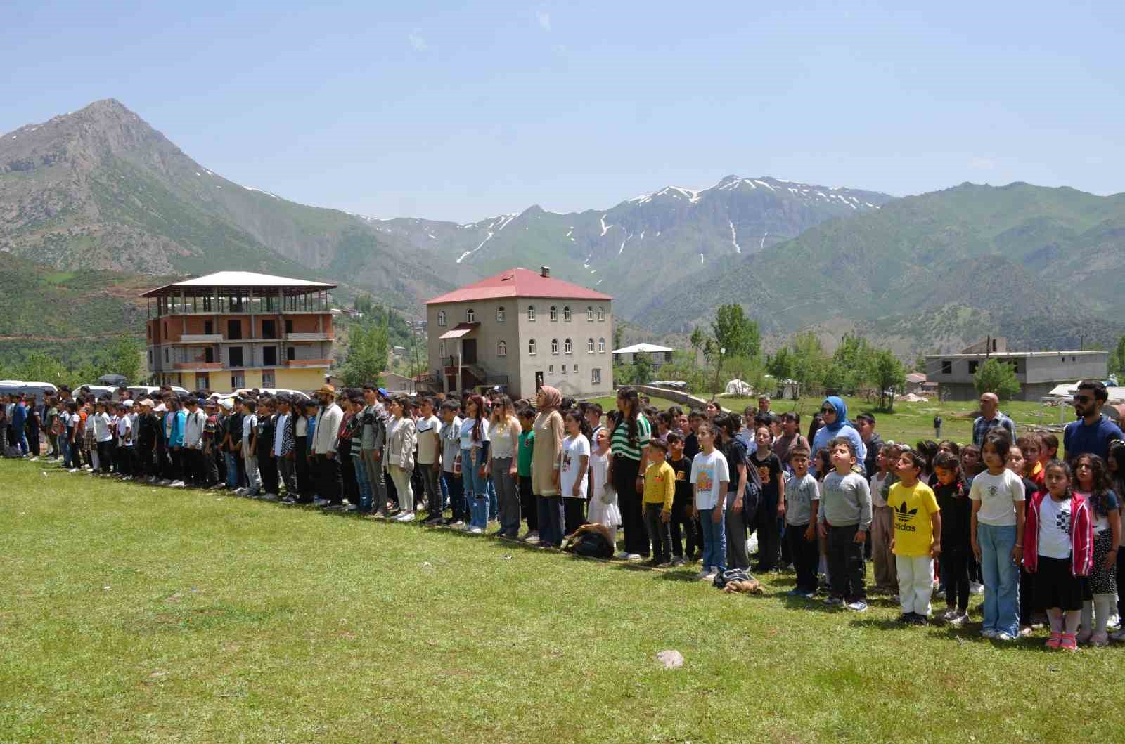 Kato Dağı eteklerinde yüzlerce öğrenci uçurtma uçurdu