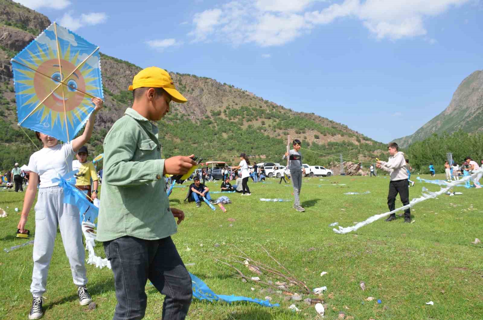 Kato Dağı eteklerinde yüzlerce öğrenci uçurtma uçurdu
