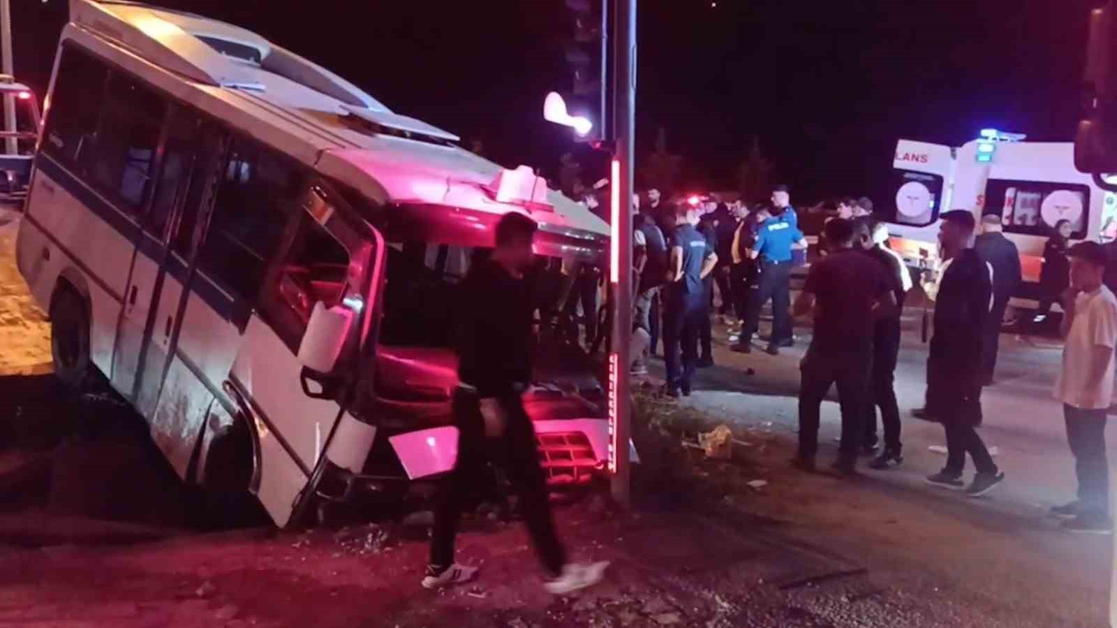 22 kişinin yaralandığı kaza g&uuml;venlik kamerasında
