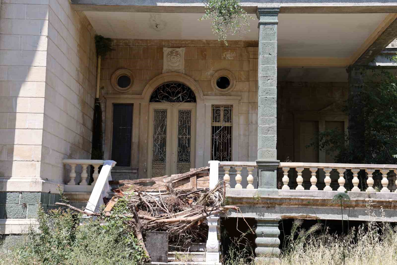 Talan edilen Forbes Köşkü artık 24 saat korunuyor