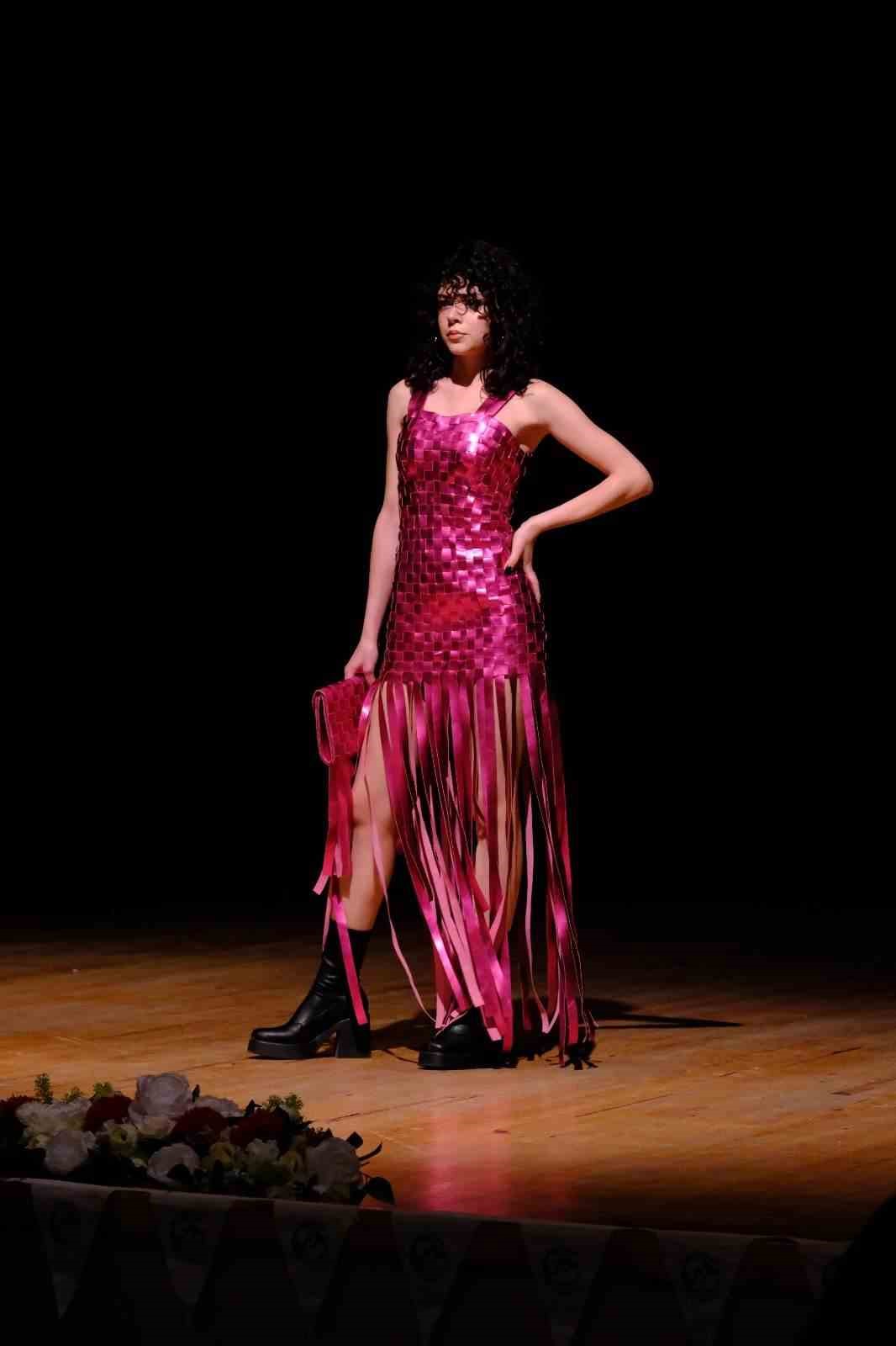 Egeli gen&ccedil; modacıların tasarımları &ldquo;Zamanın İzleri&rdquo; temalı defile ile sunuldu
