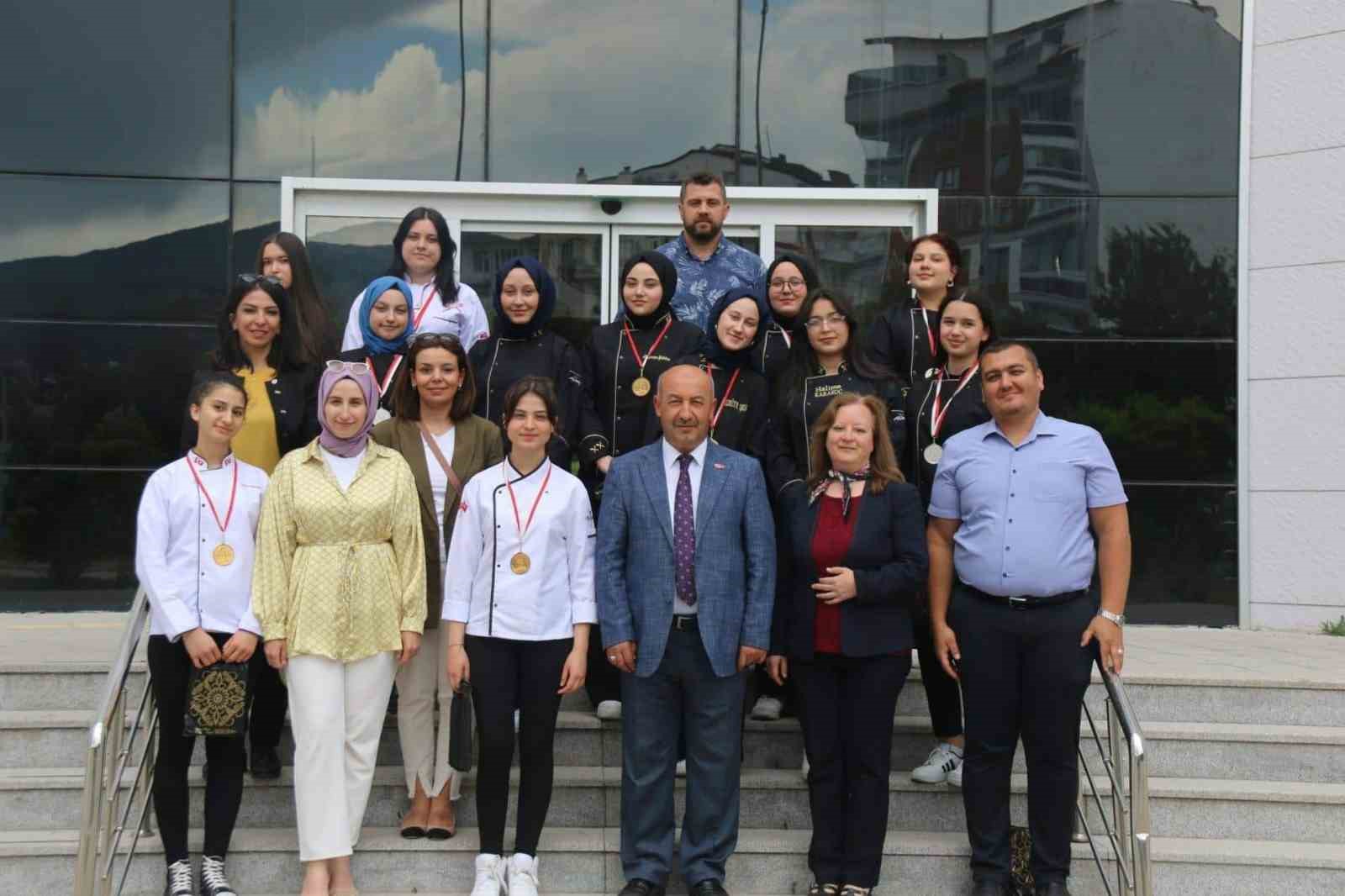 M&uuml;d&uuml;r Başyiğit, yemek yarışmasında derece elde eden &ouml;ğrencileri kabul etti
