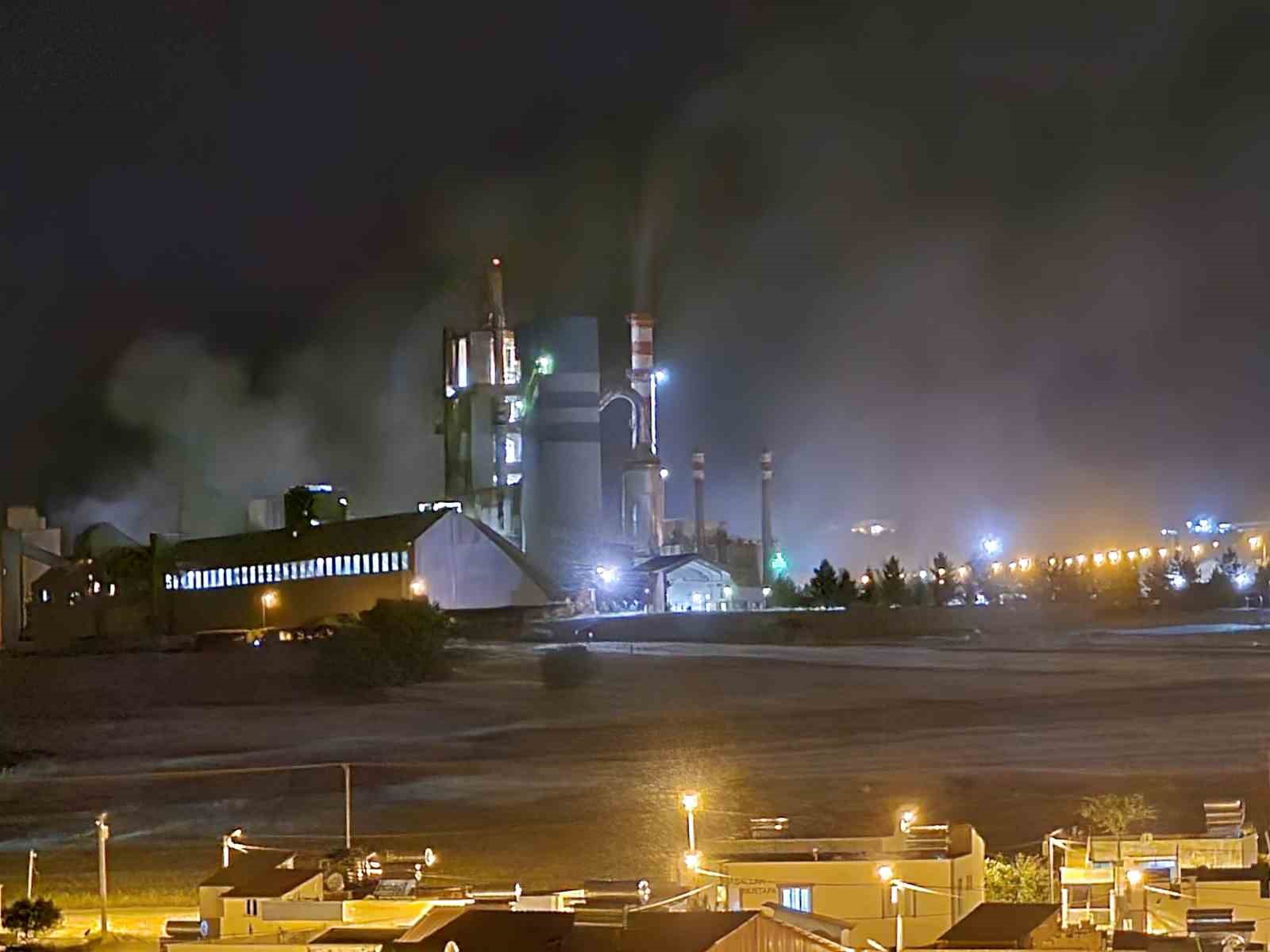 Ergani&rsquo;de &ccedil;imento fabrikasından &ccedil;ıkan toz ve duman vatandaşı bezdirdi
