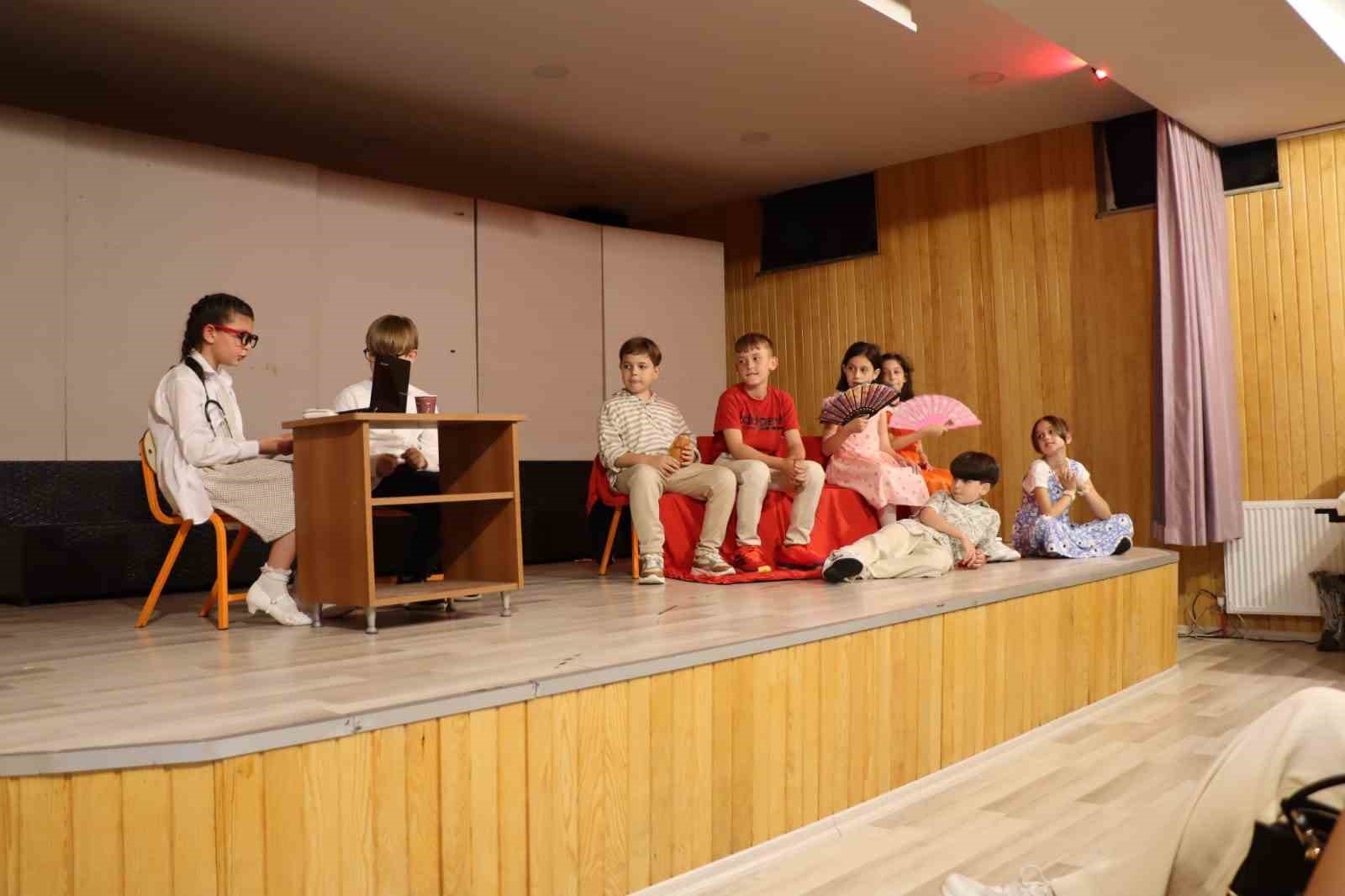 Minik &ouml;ğrencilerden tiyatro g&ouml;sterisi
