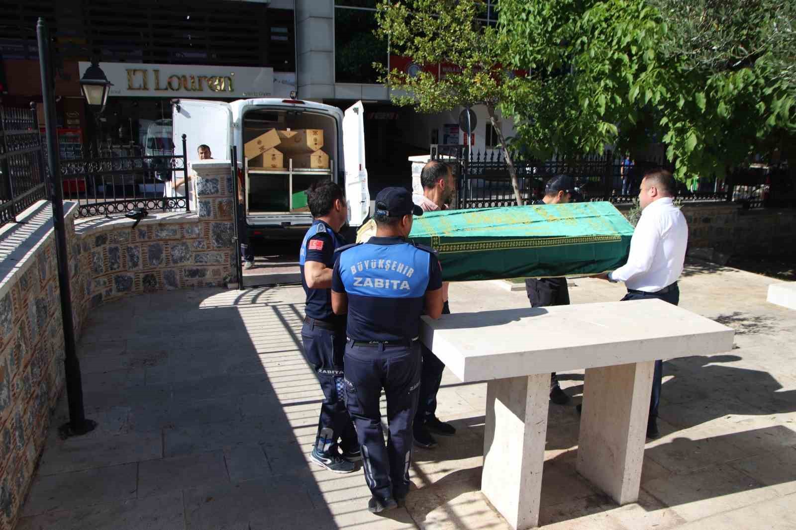 Muğla&rsquo;da camiye bırakılan tabut i&ccedil;indeki cenaze merak konusu oldu
