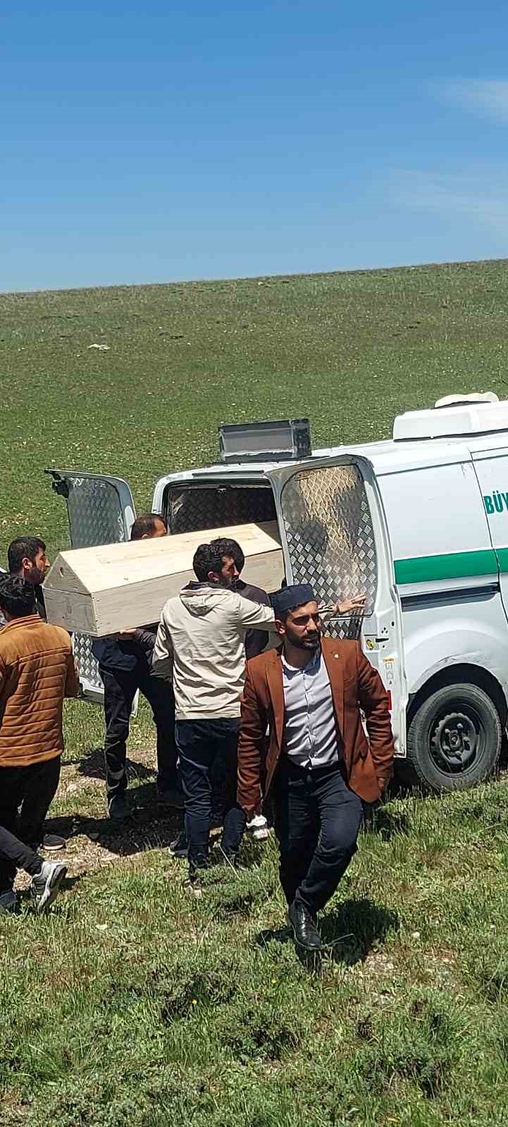 Bursa’da babaları tarafından öldürülen 3 kardeş Erzurum’da toprağa verildi
