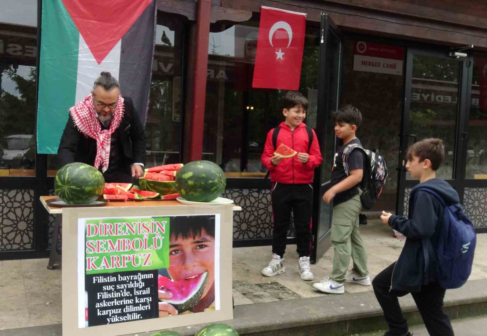 Artvin’de öğretim üyesi karpuz dağıtarak İsrail’i protesto etti