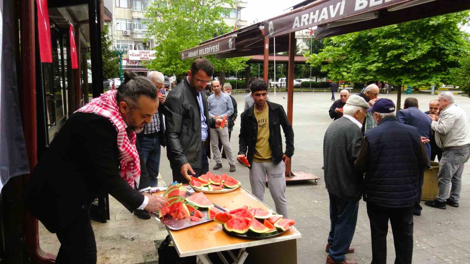 Artvin’de öğretim üyesi karpuz dağıtarak İsrail’i protesto etti
