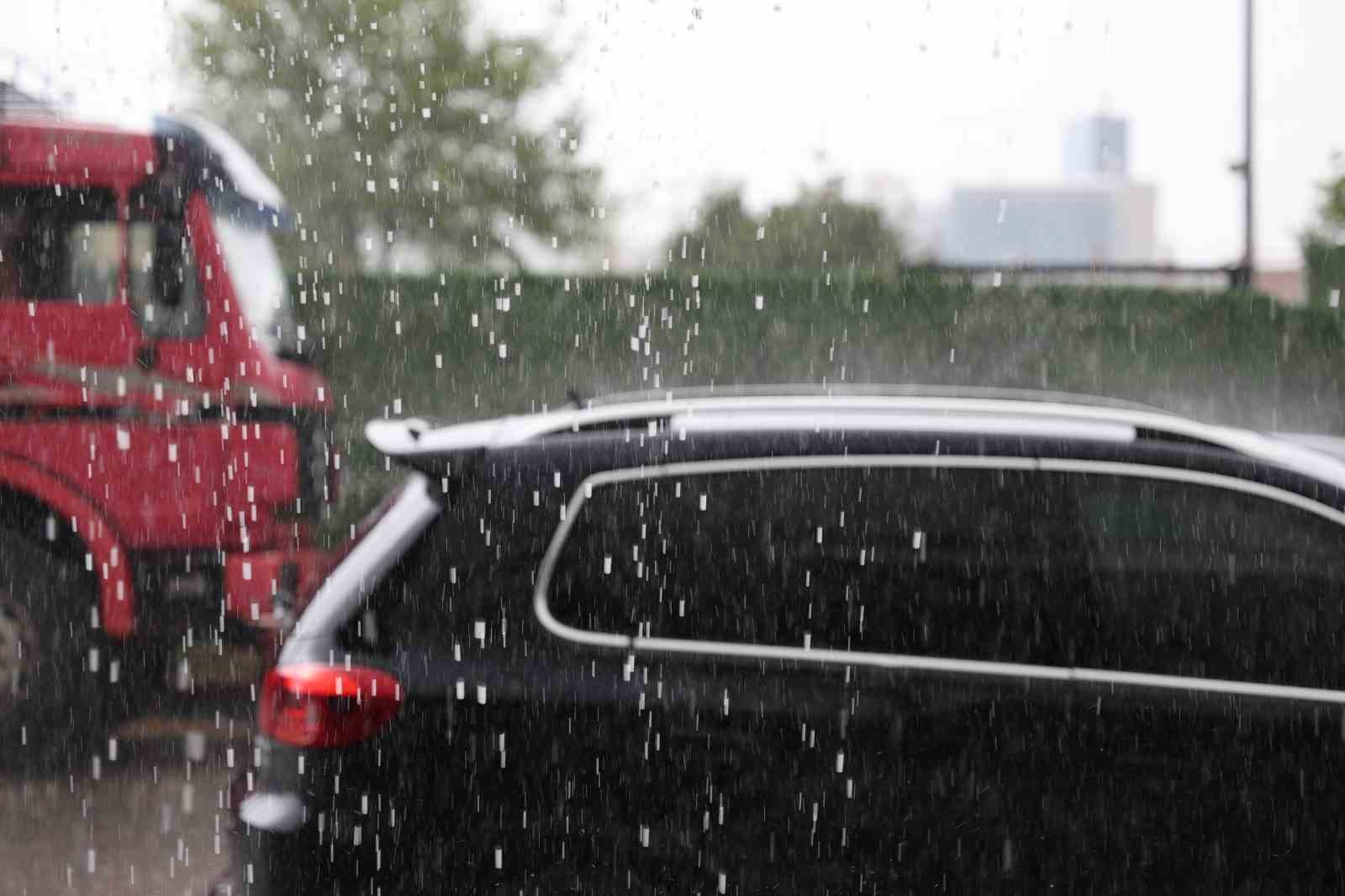 Konya&rsquo;da aniden bastıran yağmur ve dolu etkili oldu
