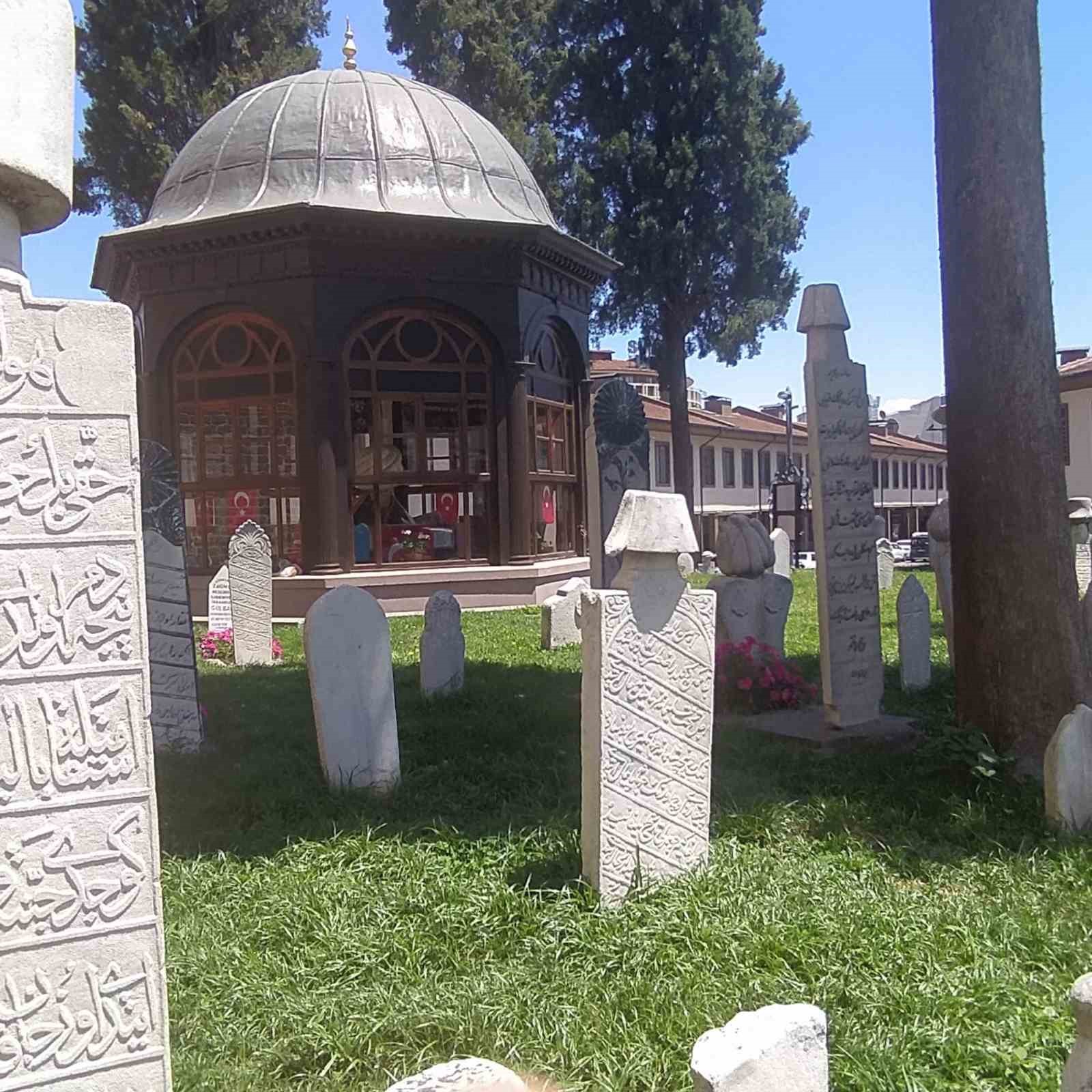 Fatih&rsquo;in komutanlarından Zağnos Paşa&rsquo;nın t&uuml;rbesi bayraklarla donatıldı
