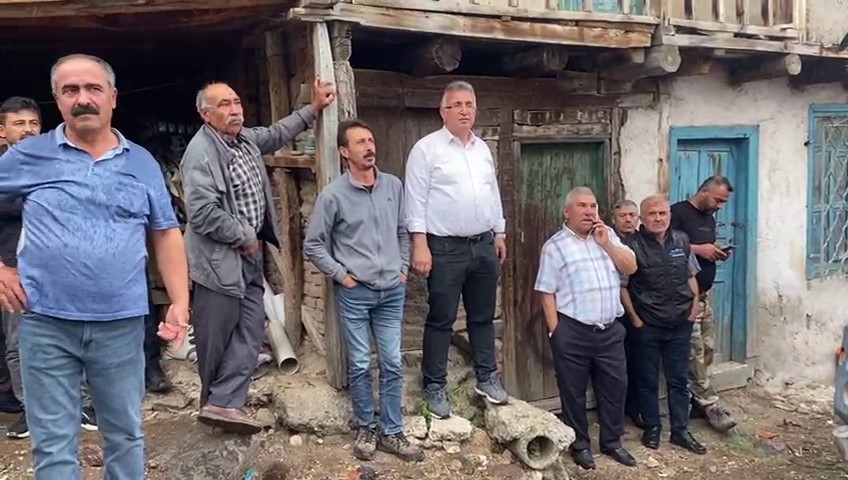 Elektrik kontağından çıkan yangında samanlık ve iki ev yandı