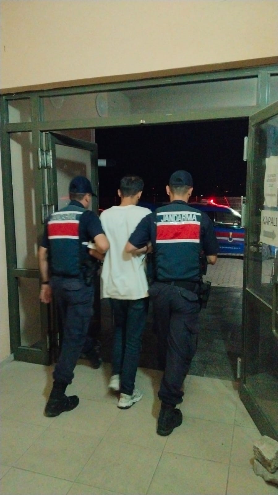 Uyuşturucu taşıyan Yunan bayraklı s&uuml;rat teknesi jandarma ve Sahil G&uuml;venlik&rsquo;ten ka&ccedil;amadı
