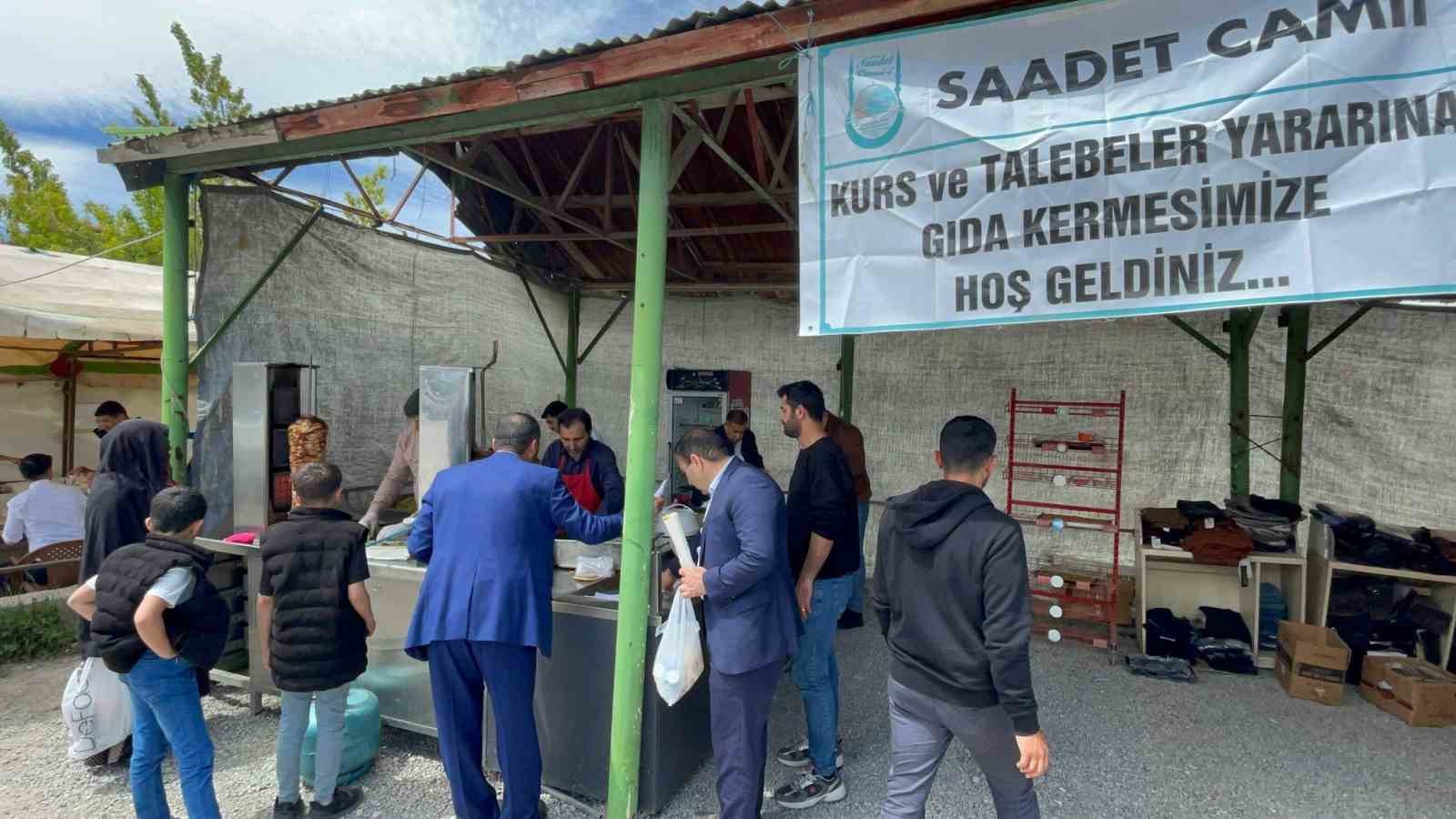 Tatvan’da öğrenciler için “hayır çarşısı” kuruldu