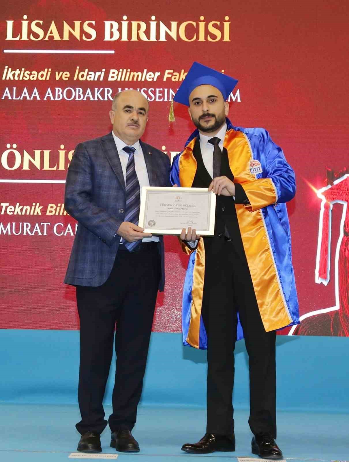 &Uuml;niversite birincisi Yemenli &ouml;ğrenci d&uuml;nyadaki zulme dikkat &ccedil;ekti
