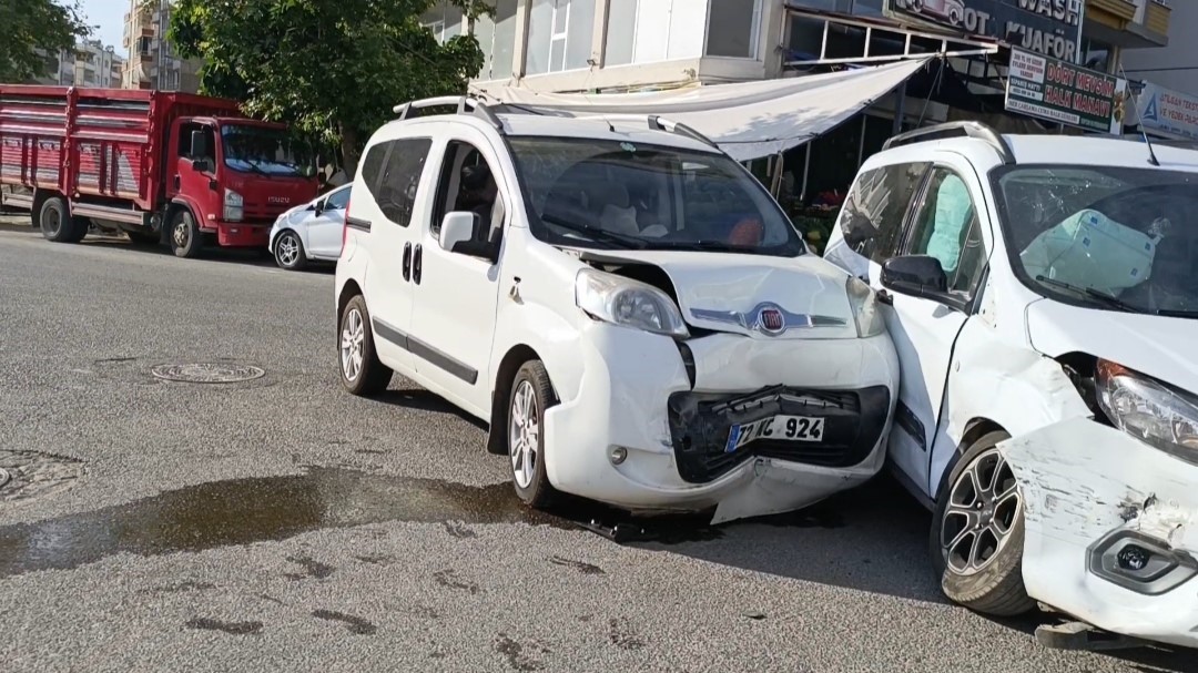 Siirt'te maddi hasarlı trafik kazası İhlas Haber Ajansı