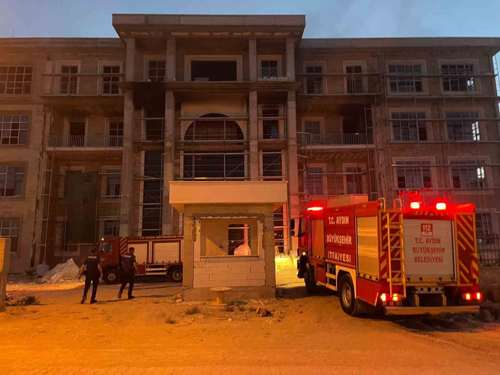 S&ouml;ke&rsquo;de h&uuml;k&uuml;met konağı inşaatında yangın &ccedil;ıktı
