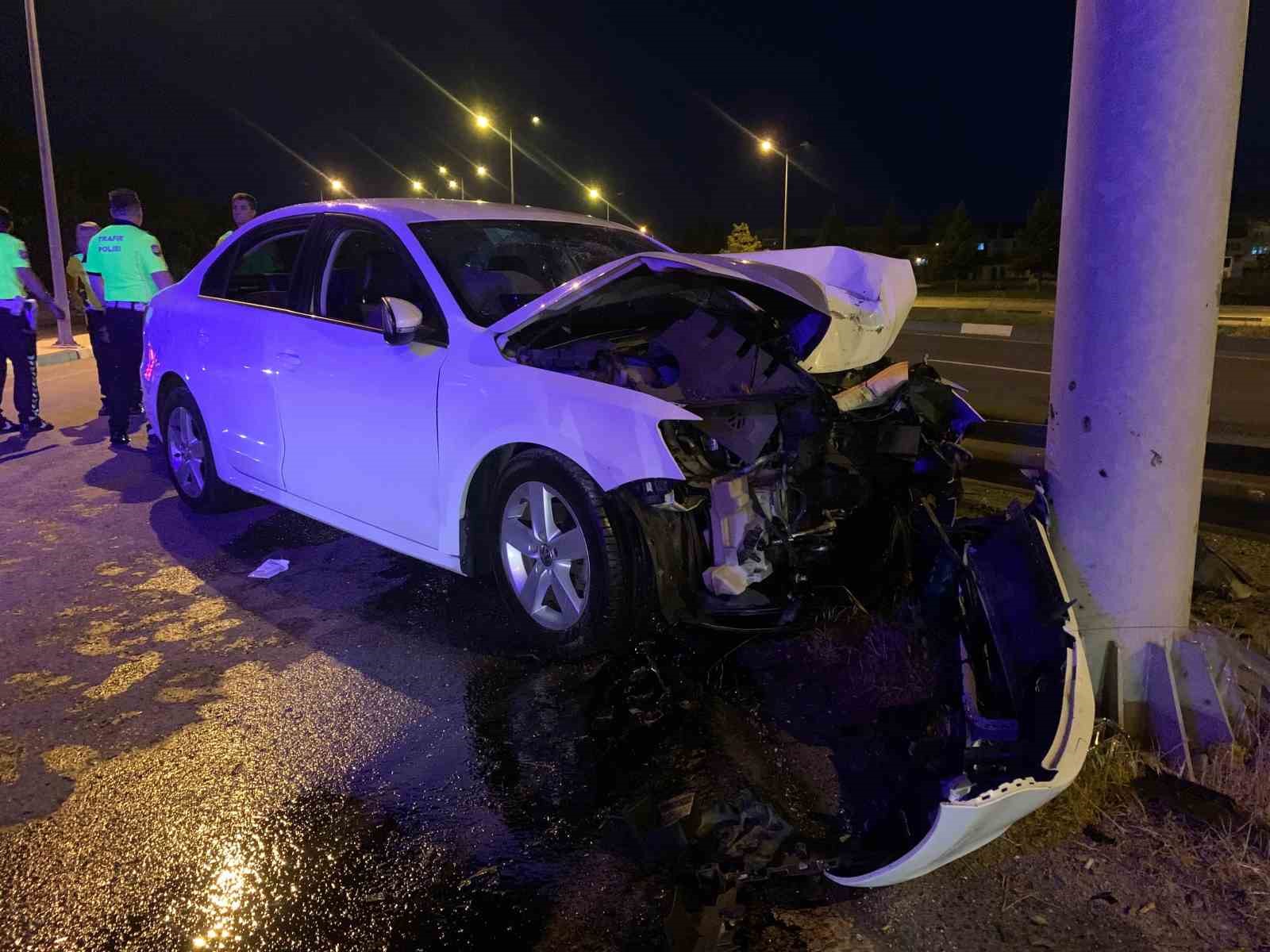 K&uuml;tahya&rsquo;da otomobil levha direğine &ccedil;arptı: 1 yaralı
