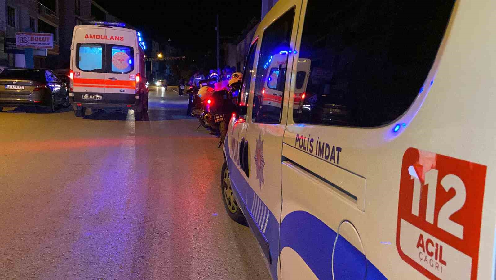 Aksaray&rsquo;da komşuların taşlı sopalı park kavgası kamerada: 7 yaralı
