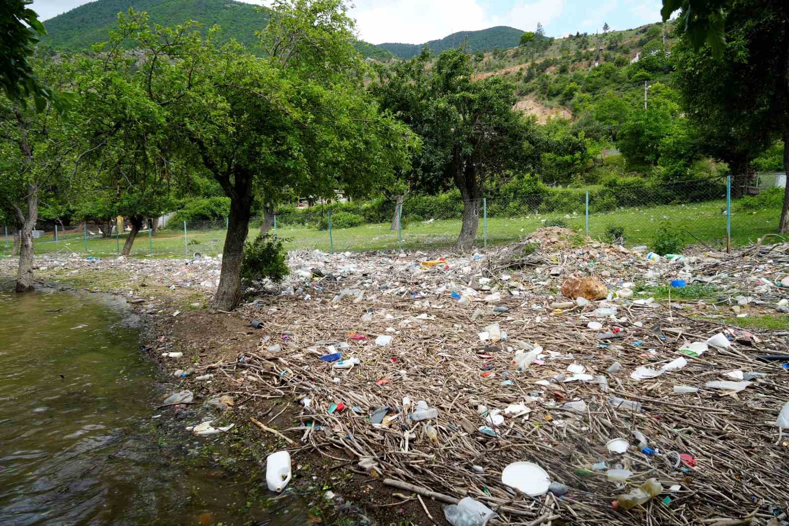 Gümüşhane’deki mahallenin çöplerle olan derdi bir türlü bitirilemiyor 