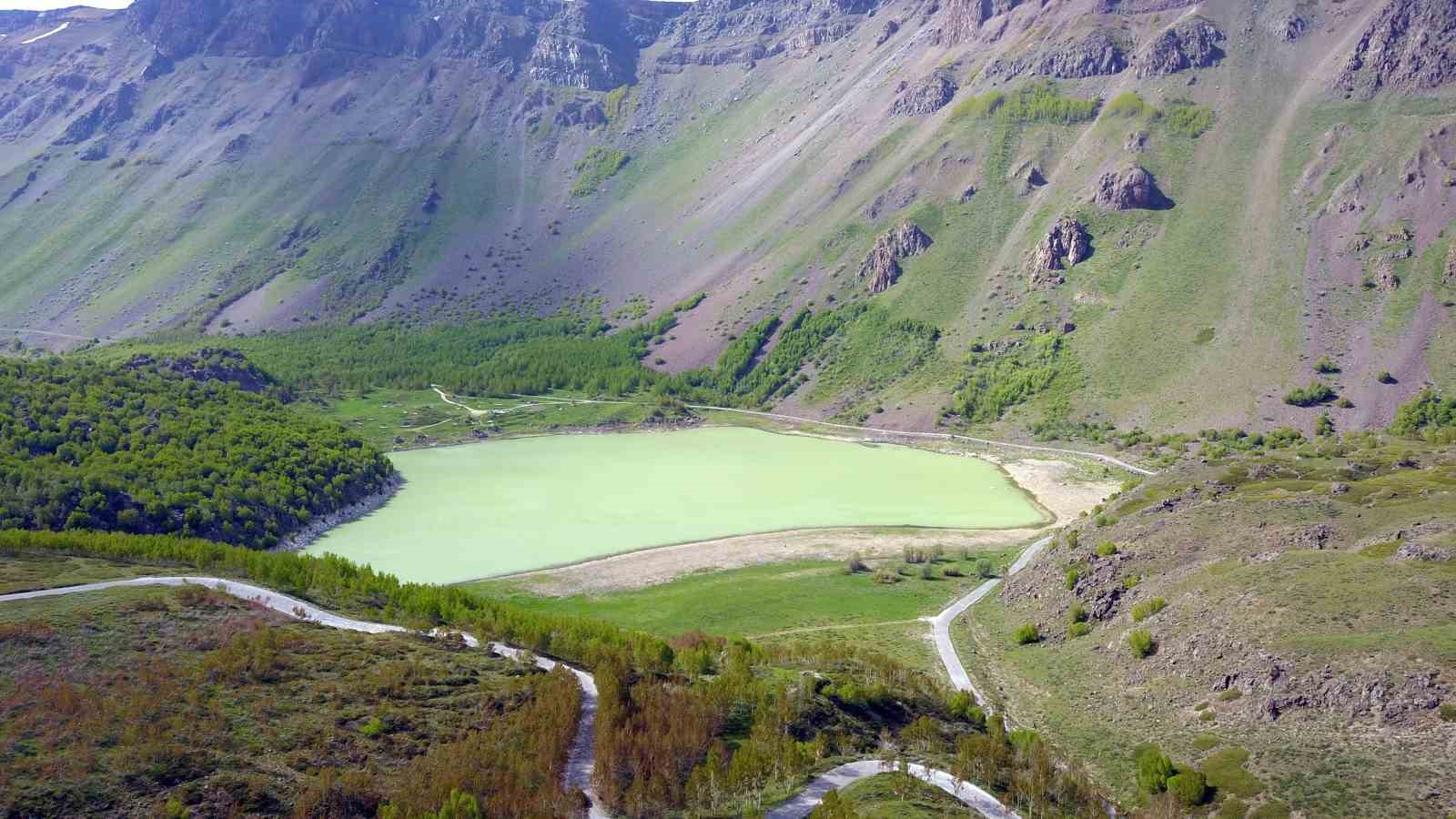 Nemrut Krater G&ouml;l&uuml;, yerli ve yabancı turistleri ağırlamaya başladı
