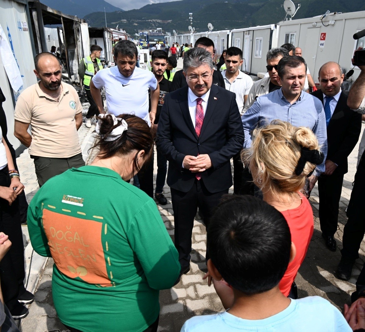 Osmaniye Valisi, alevlere teslim olan konteyner kentte incelemelerde bulundu
