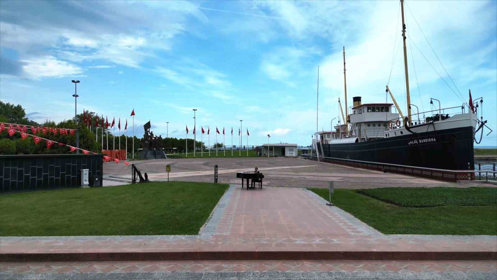 8 yaşındaki piyanistten Bandırma Vapuru M&uuml;zesi &ouml;n&uuml;nde &rsquo;T&uuml;rk Marşı&rsquo;
